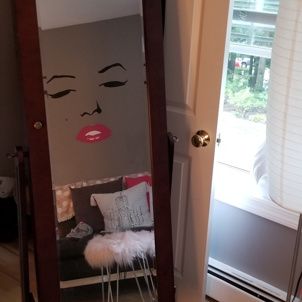 Jewelry cabinet